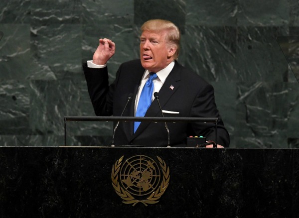 Trump prometió "destruir totalmente" a Corea del Norte si no cede.