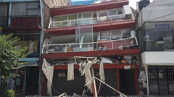 Un edificio ubicado entre Coahuila y Cuauhtémoc se colapsó. 