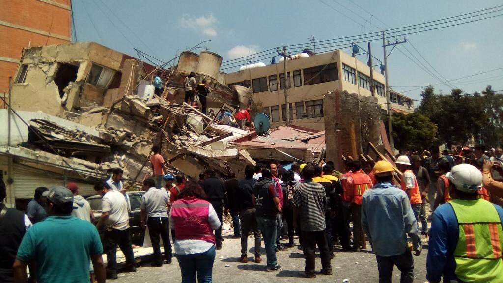 Varios edificios se vinieron abajo por el sismo.