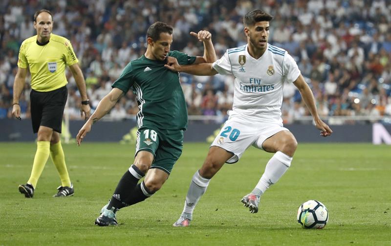 Andrés Guardado disputa un balón con Marco Asensio