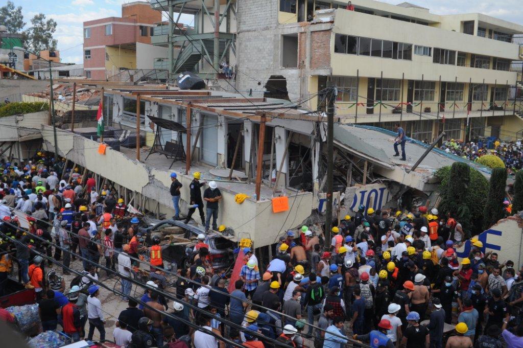 Cientos de personas llegaron al lugar para ayudar con los trabajos de rescate.