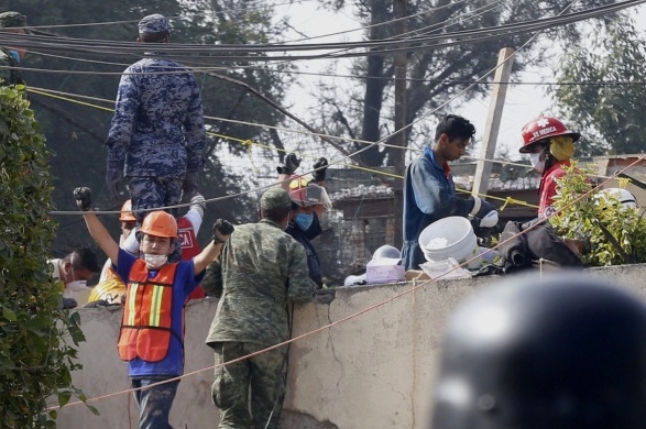 Continúan las labores de rescate en el colegio Rebsamen.