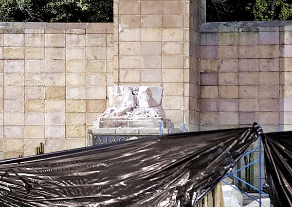 El Monumento a la Madre colapsado.