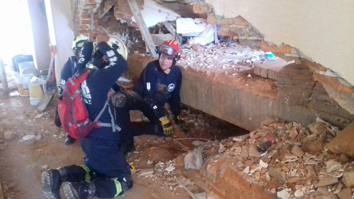 Elementos de usar rescatan a una persona con vida en Lindavista