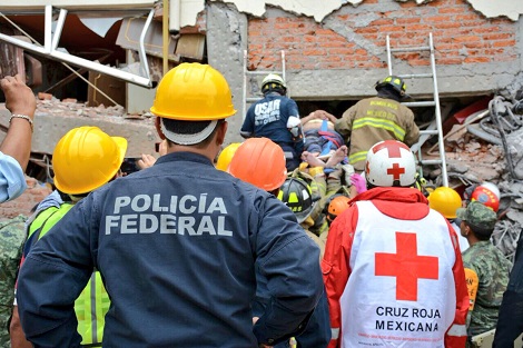Elementos de la Policía Federal y voluntarios de la Cruz Roja participaron en el rescate de un hombre en un edificio colapsado.