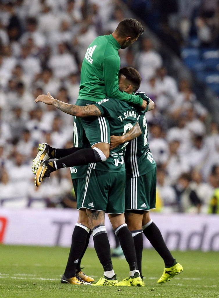 Jugadores de Betis celebran su victoria sobre el Real Madrid