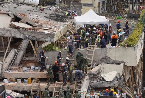 Labores de rescate continúan en la escuela Enrique Rébsamen.