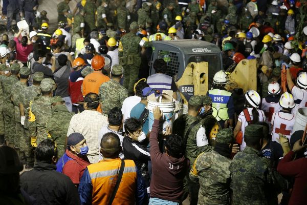 Labores de rescate en edificios tras sismo de 7.1 de magnitud en la CdMx.