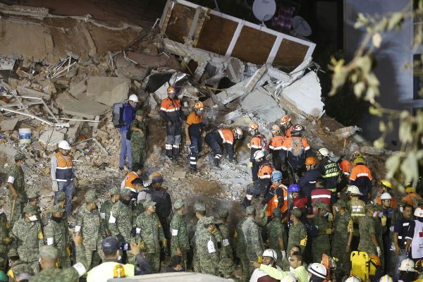 Labores de rescate en edificios tras sismo de 7.1 de magnitud en la CdMx