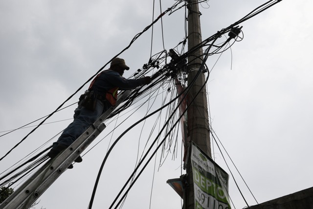 Personal de la CFE trabaja para restablecer el suministro de energía eléctrica. 