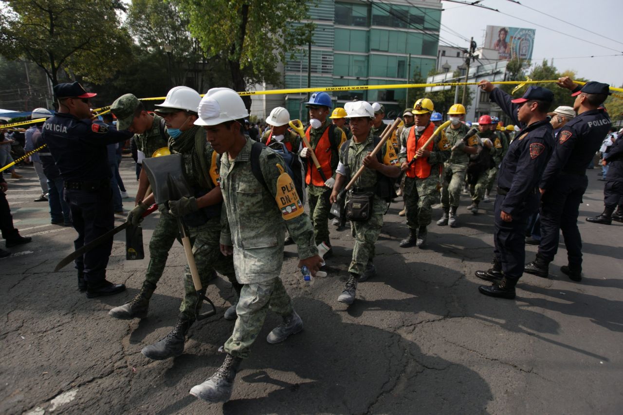 La policía capitalina y elementos del Ejército acordonaron las zonas de peligro en Álvaro Obregón.