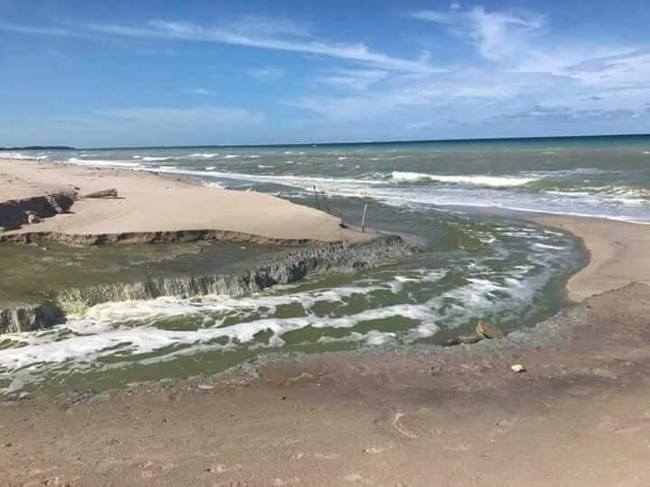 Se rompe cordón litoral.