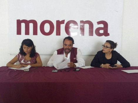 El secretario General de Morena en Chihuahua, Juan Carlos Loera De la Rosa y la diputada local, Leticia Ortega, en conferencia de prensa.