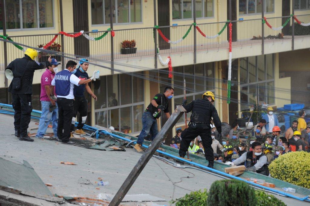 Suman 25 fallecidos en el colegio, 21 niños y cuatro adultos.