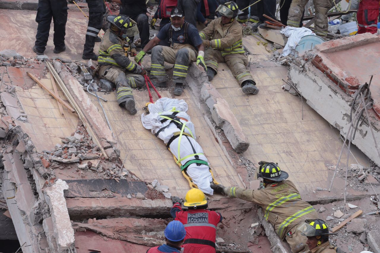 Una mujer fue rescatada tras el sismo de la Ciudad de México. 