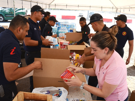 En los centros de acopio seleccionaron y distribuyeron los alimentos en cajas para después colocarlos en los trailers. 