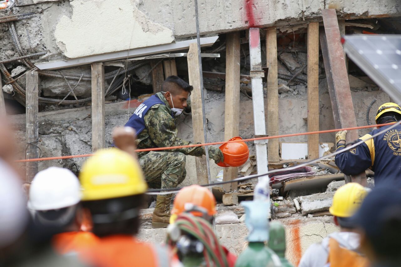 Continúan labores de rescate en el Colegio Enrique Rébsamen.