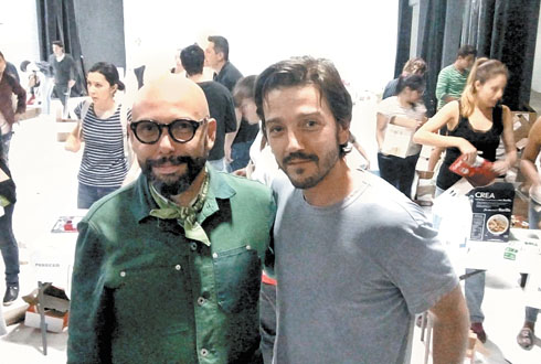 El director Oliver Castro y el actor en el centro de acopio. 