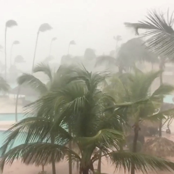 El segundo gran huracán que azota el Caribe este mes ha dejado al menos 15 muertos en su paso por la región.