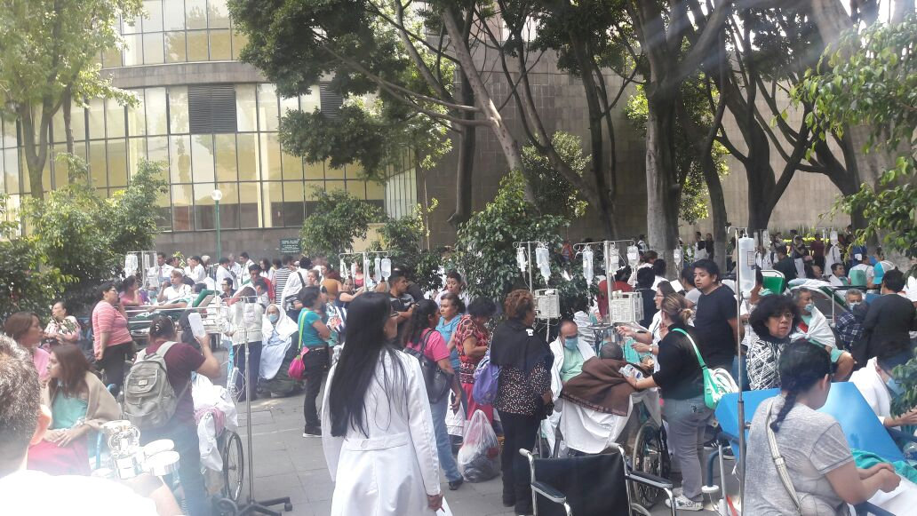 Pacientes evacuados del hospital Siglo XXI tras el sismo en la Ciudad de México