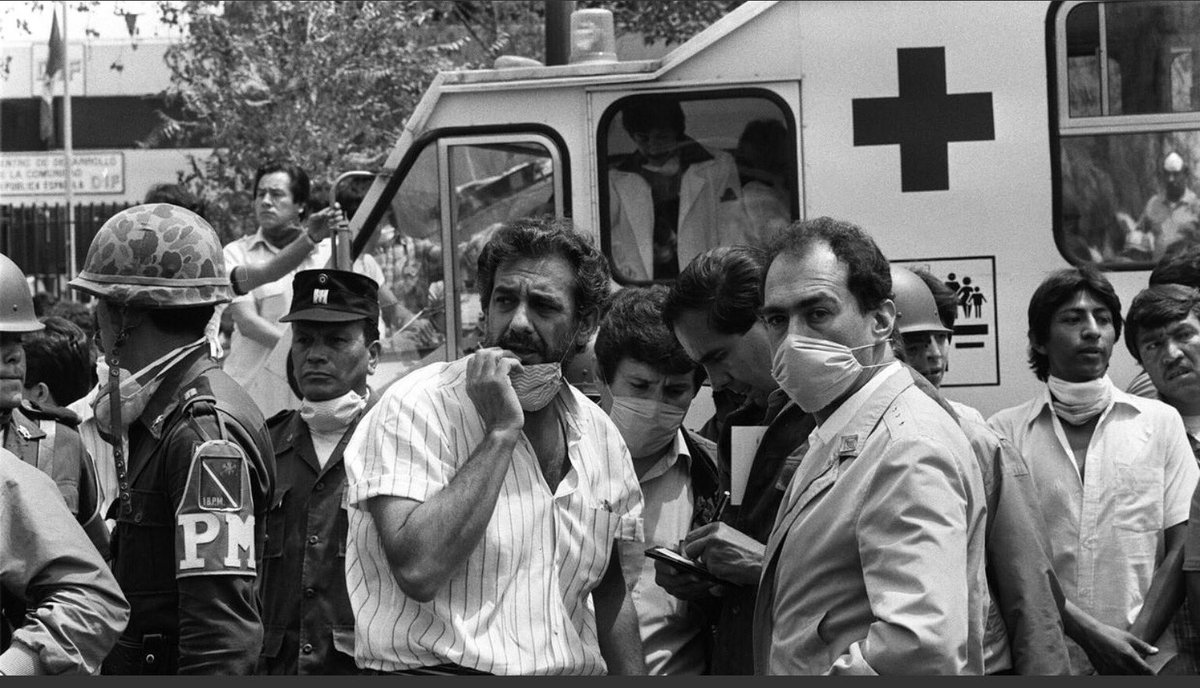 Plácido Domingo durante las tareas de rescate tras el sismo del 19 de septiembre de 1985.