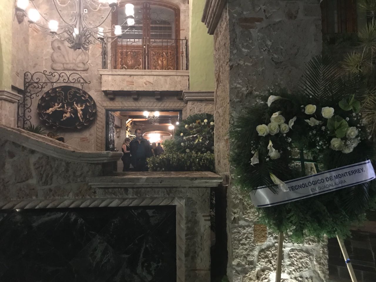 Los restos de Édgar Michel Azano son velados en la funeraria Recinto de la Esperanza.