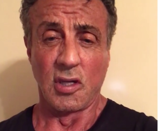 Sylvester Stallone ora por afectados del sismo.