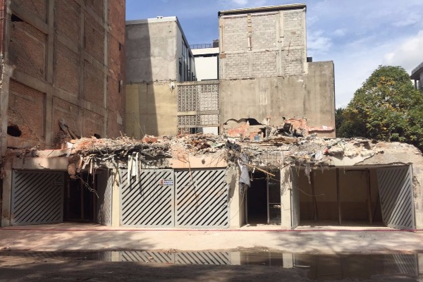 En la calle Ámsterdam se derrumbó un edificio tras el sismo de 7.1 grados.