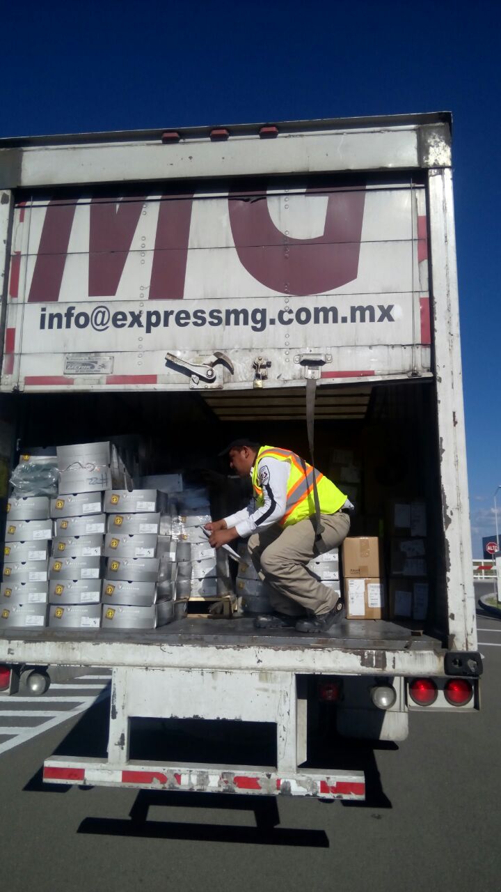 Camiones que transportan víveres y herramientas donadas por varias empresas, entre ellas Mazda en Guanajuato