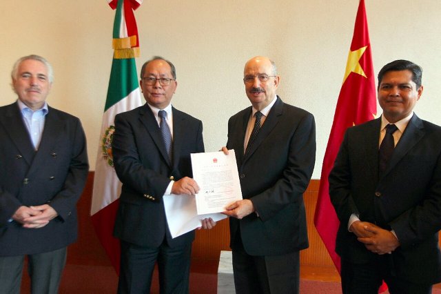 China entrega 1 millón de dólares para damnificados por sismos en México. 