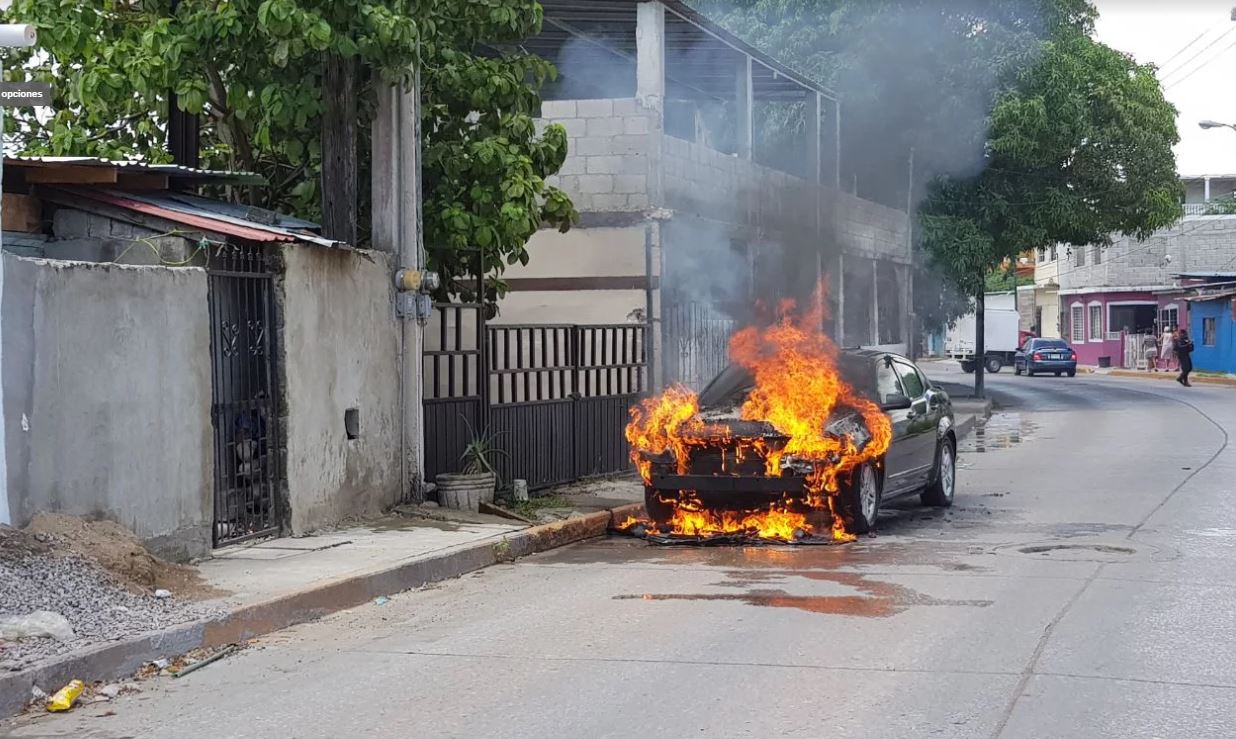 Coche se incendia 