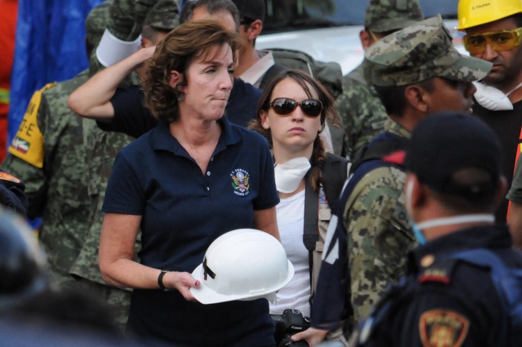 La embajadora de Estados Unidos en México, Roberta Jacobson, acudió a la zona del colapso de una edificio en Álvaro Obregón 286.