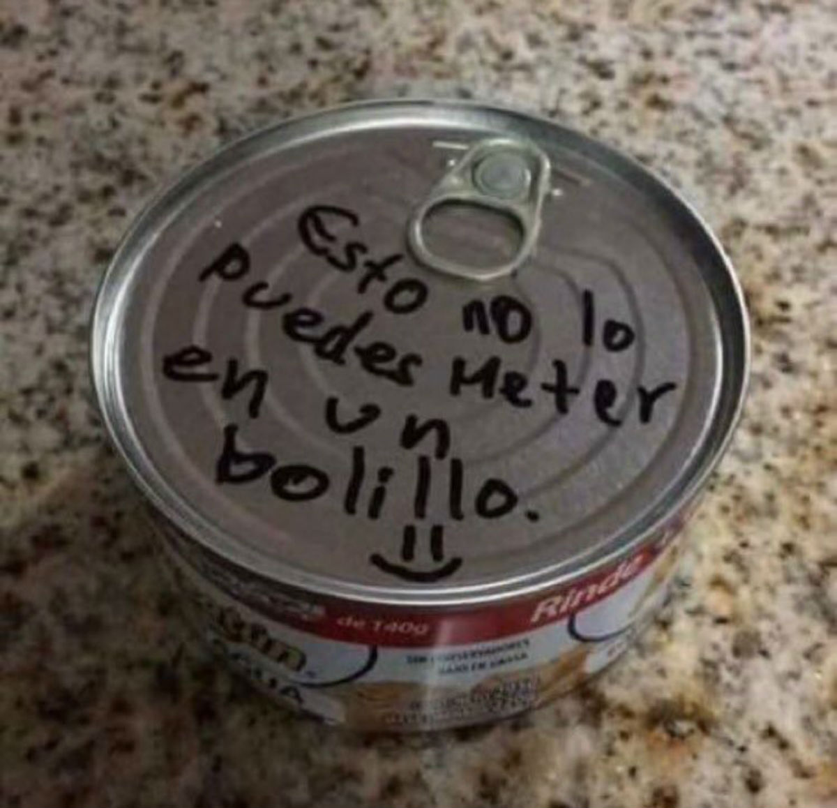 Algunas frases apelan al humor mexicano, en particular al "chilango" que todo se come con bolillo.