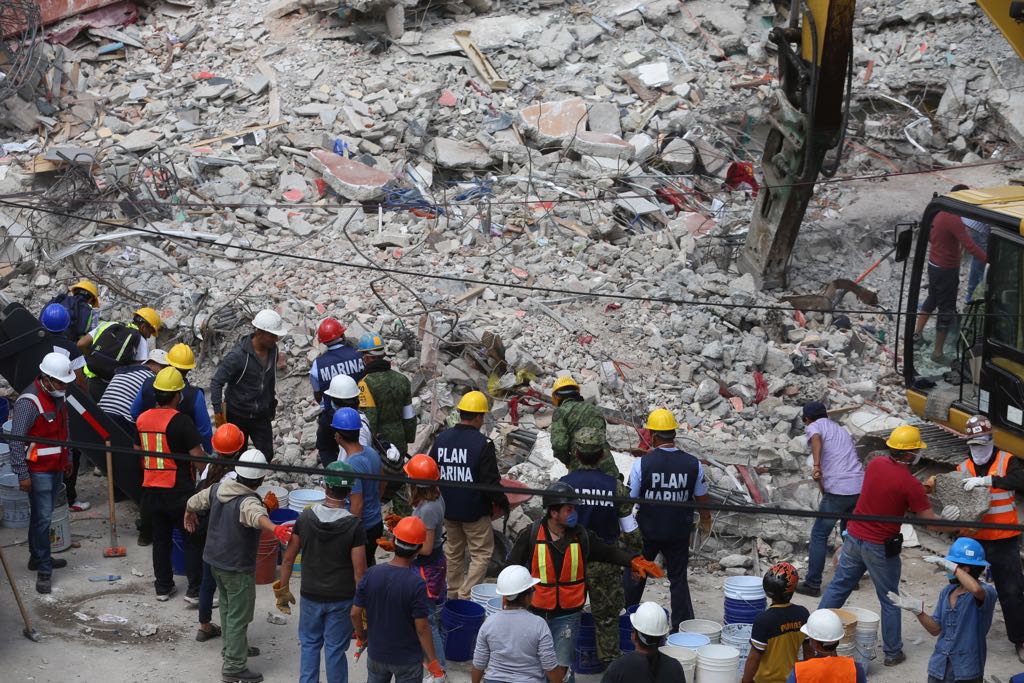 Rescatistas continúan con las labores de remoción en una tienda de conveniencia en San Gregorio Atlapulco, Xochimilco. 