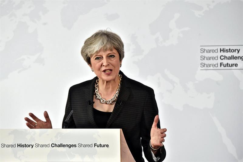 Theresa May hizo la solicitud durante un discurso sobre el "brexit" en una visita a Florencia,Italia.