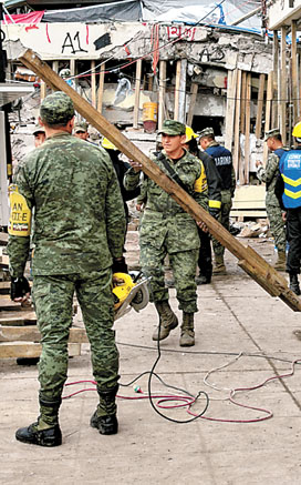 Federales que siguen las labores. 