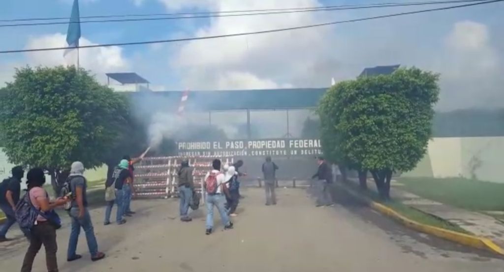 Los manifestantes partieron de las instalaciones de la Normal Rural y se trasladaron hacia las instalaciones del batallón, en donde inicialmente sólo 