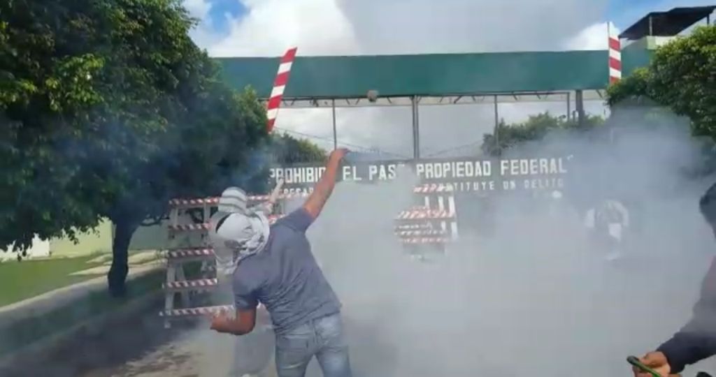 Los manifestantes partieron de las instalaciones de la Normal Rural y se trasladaron hacia las instalaciones del batallón, en donde inicialmente sólo 