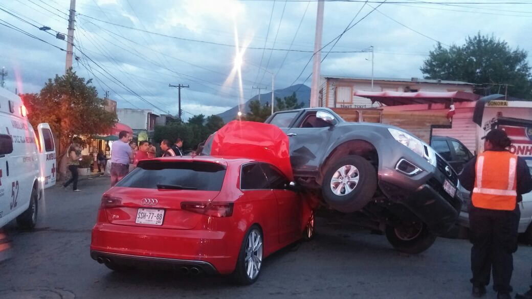 Presuntamente el conductor del Audi no respetó la señal de alto.