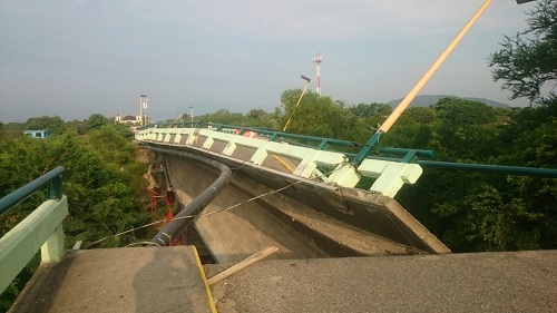 El puente de Ixtaltepec, en Oaxaca, se fracturó tras el sismo de esta mañana.