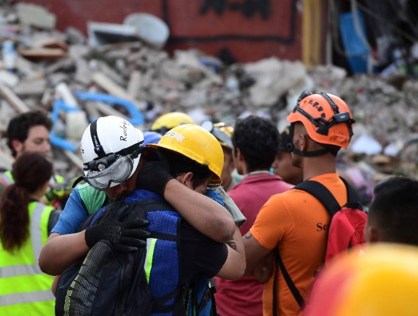 Rescatistas que se encontraban en las zonas afectadas por el terremoto del 19 de septiembre, se abrazaron durante el sismo registrado esta mañana.