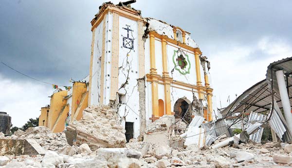 Templo del Señor Santiago, en Xochiteopan, levantado en el siglo XVI, devastado por el terremoto.