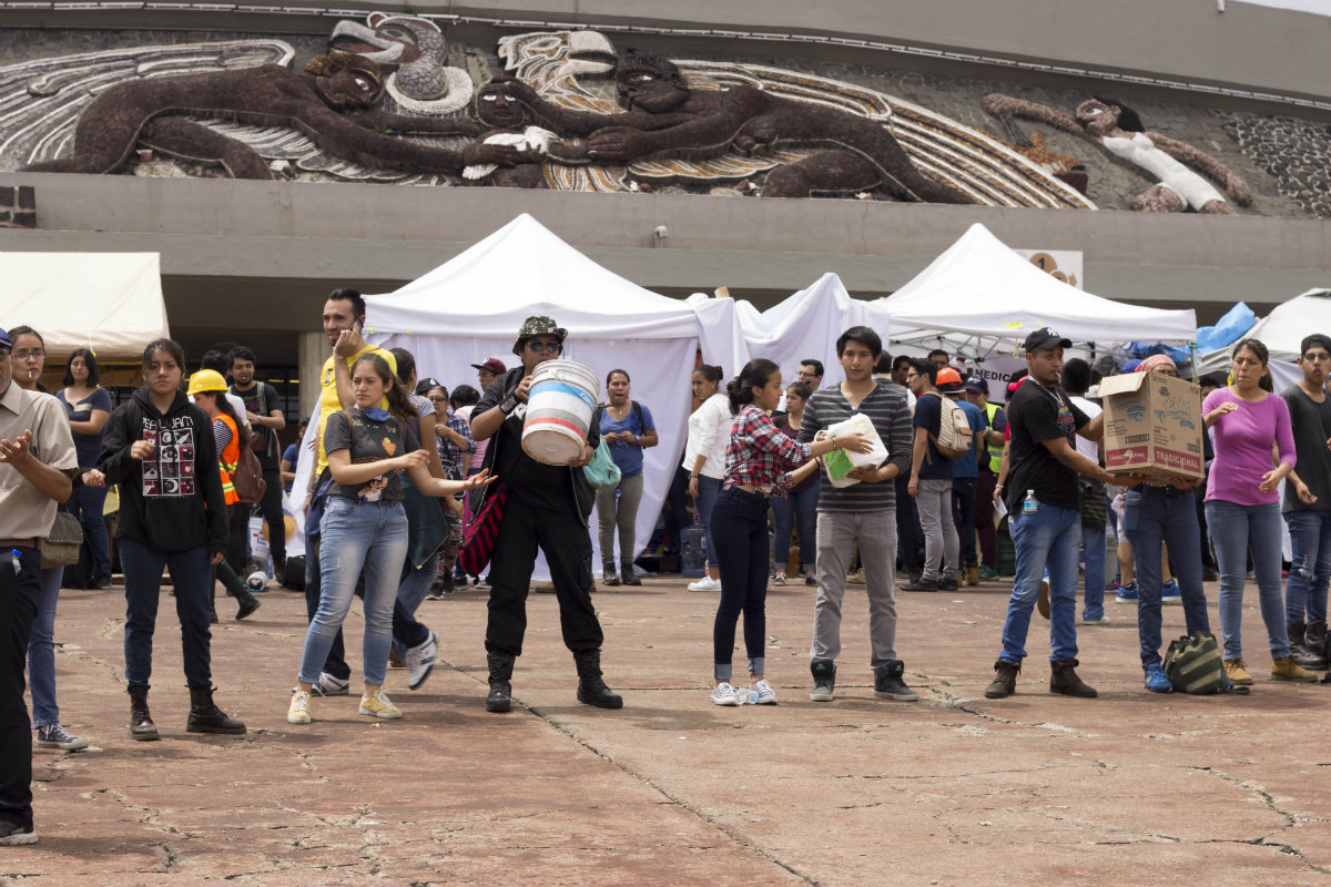 Voluntarios recolectando víveres en CU
