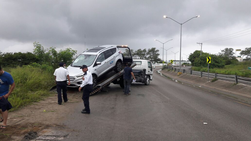 Vuelca conductor de camioneta en el Corredor Urbano Luis Donaldo Colosio 