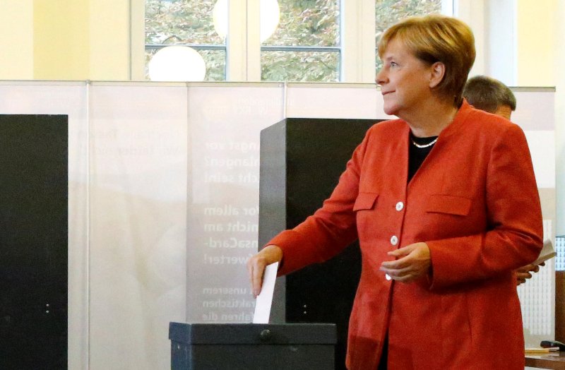 Angela Merkel votó al comenzar la tarde en Berlín acompañada por su esposo, Joachim Sauer.