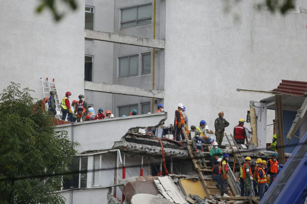 Días anteriores habían rescatado a tres personas con vida: dos mujeres y  un hombre. El sábado 23 se recuperaron los cuerpos de dos mujeres.
