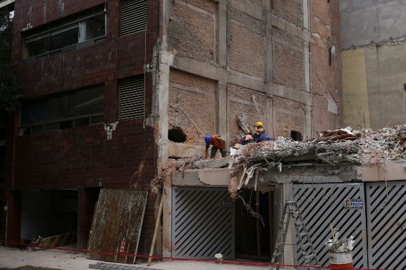 Aunque ingenieros han dicho que algunos edificios son seguros, nadie quiere quedarse a comprobarlo.