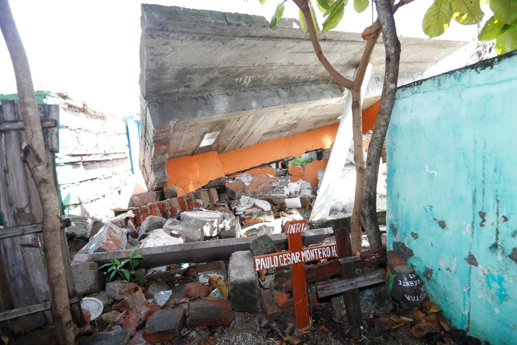 Los derrumbes dejaron varias pilas de escombros en los alrededores adentro del cementerio.