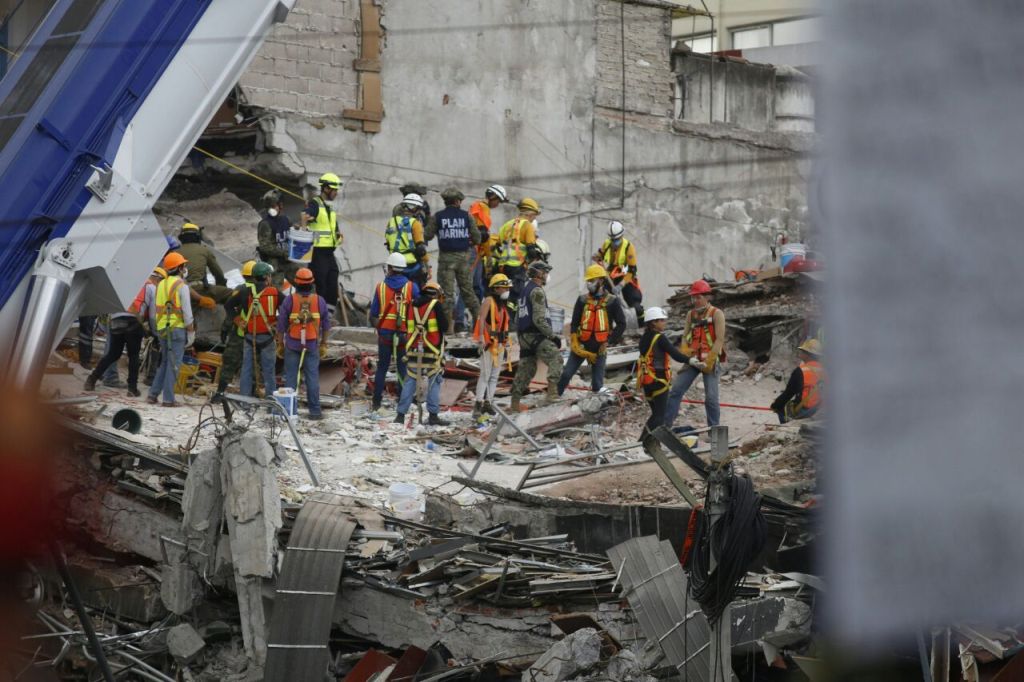 La maña del sábado fueron suspendidas las labores de rescate tras el sismo.