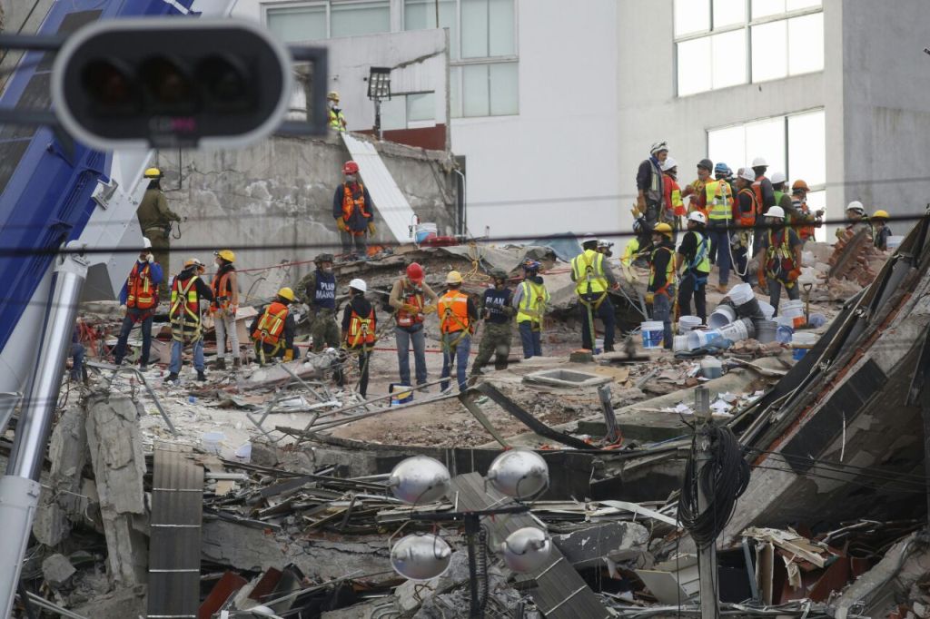 Desde el derrumbe del inmueble, voluntarios han ayudado a las labores.